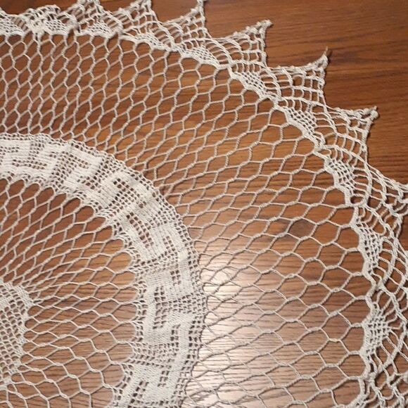 Gorgous vintage 45" hand crocheted ecru table cover - Picture 3 of 8